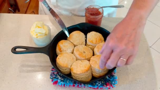 Preparação Biscoitos Caseiros Frescos Panela Para Café Manhã — Vídeo de Stock