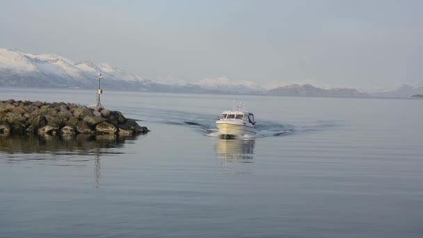 Barco Que Viene Viaje Océano Noruega Con Montañas Fondo — Vídeo de stock