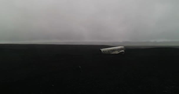 letecký záběr vraku letadla bez lidí na Islandu