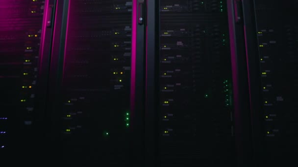 Die Kamera Bewegt Sich Rosa Licht Parallel Den Serverschränken Nach — Stockvideo