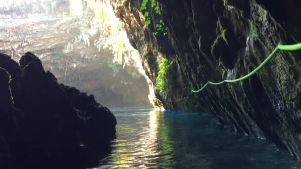 Giro Barca Attraverso Una Grotta — Video Stock