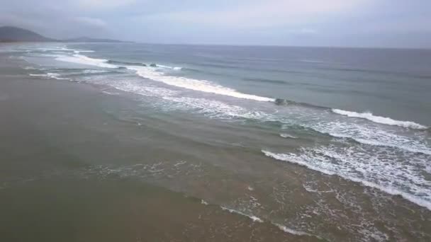 Kilometer Med Bølger Langs Strandlinjen – stockvideo