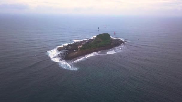 Vista Aérea Los Veleros Como Vela Alrededor Isla — Vídeos de Stock