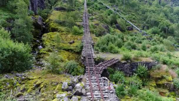 パイプの横にある古い鉱山鉄道の空中映像 — ストック動画