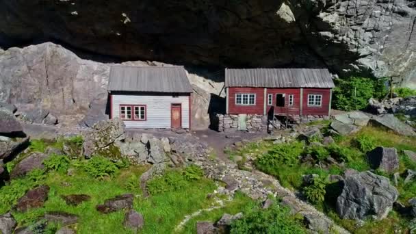 Filmagem Aérea Antiga Fazenda Abrigo Rocha Abandonada Helleren Jssingfjorden Fiorde — Vídeo de Stock