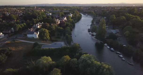 夕阳西下的滑翔机在切斯特的河边拍摄 — 图库视频影像