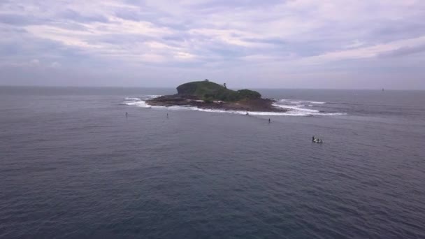 Flugzeug Überfliegt Insel Mit Schiffbrüchiger Boa — Stockvideo