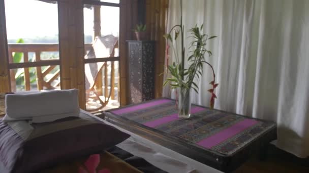 Připravená masážní místnost v klidném tropickém letovisku lázní v létě