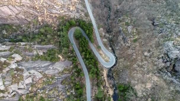 Arkasında Bir Karavanla Dolambaçlı Bir Yolda Giden Bir Arabanın Hava — Stok video