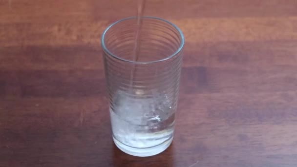 Verter Agua Vaso Agregar Dos Tabletas Asprina — Vídeos de Stock