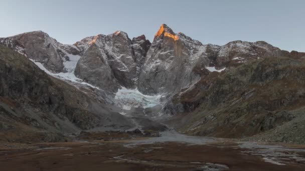 Zeitraffer Aufnahmen Mit Mittlerem Zoom Von Einem Sonnenaufgang Vignemale Gipfel — Stockvideo