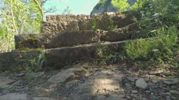 Treppen Unter Dem Skaklya Wasserfall Der Nähe Des Dorfes Bov — Stockvideo