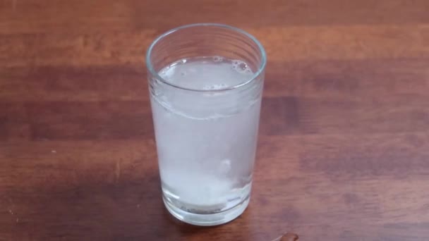 Две Таблетки Асприна Стакане Воды — стоковое видео