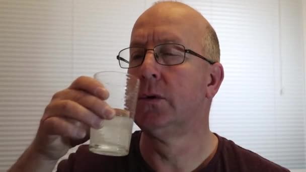 Mann Weint Nachdem Medizin Aspirin Aus Glas Getrunken Hat — Stockvideo