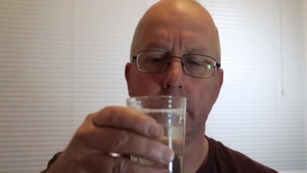 Mann Trinkt Medizin Aspin Aus Einem Glas — Stockvideo