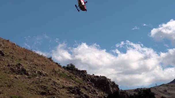Helicóptero Volando Distancia — Vídeos de Stock