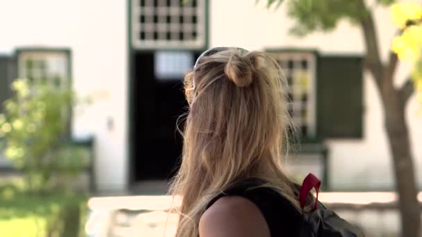 Ein Neugieriges Blondes Mädchen Das Die Ferne Blickt — Stockvideo