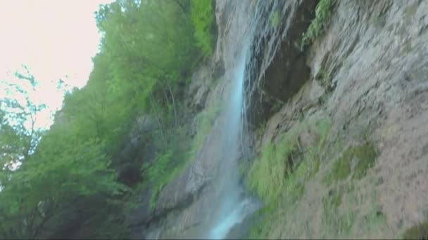 在Skaklya瀑布下 靠近Bov村和Vazov的脚步声 — 图库视频影像