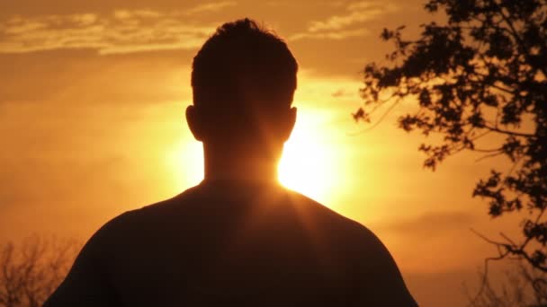 Silhouet Van Jongen Staren Naar Zonsondergang — Stockvideo