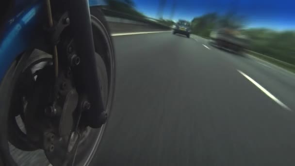 疯狂的相机绕着摩托车在高速公路上飞驰 照相机从轮子上移动几英寸 然后在自行车上向上移动 — 图库视频影像