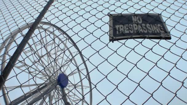Trespassing Sign Posted Chain Link Fence Front Ferris Wheel — Stock Video