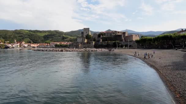 Άνθρωποι Παίζουν Και Πέτρα Πηδώντας Στην Παραλία Στο Collioure — Αρχείο Βίντεο