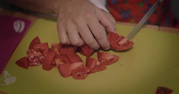 Mor Och Barn Skivning Tomater Närbild Händer — Stockvideo