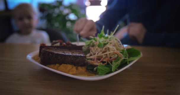 Madre Hijo Comiendo Alimentos Saludables — Vídeo de stock