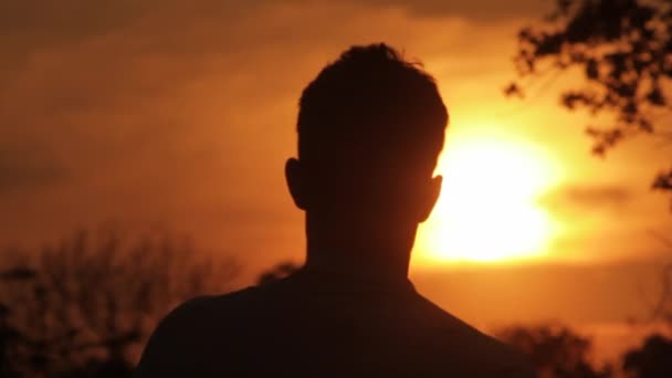 Silhouet Van Jongen Staren Naar Zonsondergang — Stockvideo