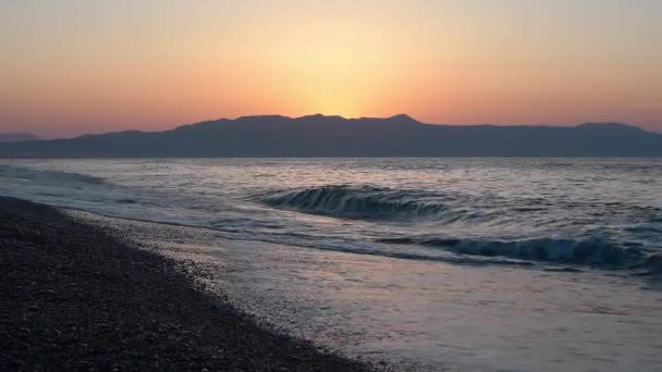 Ondas Movendo Câmera Lenta Com Pôr Sol Atrás Montanha Horizonte — Vídeo de Stock