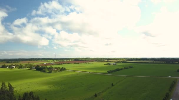 Luftaufnahme Eines Autos Das Durch Die Bewölkte Landschaft Von Prince — Stockvideo