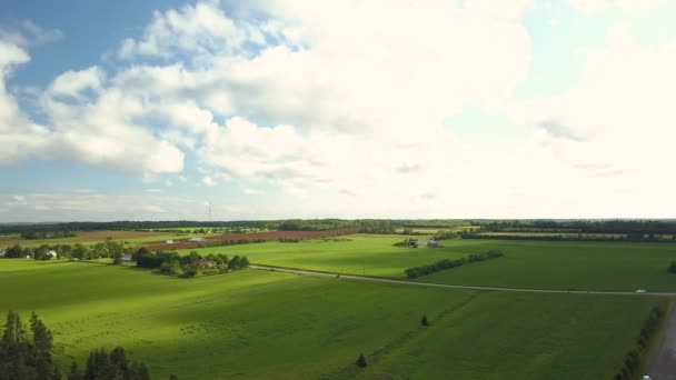 Letecký Pohled Auto Projíždějící Zamračenou Krajinou Prince Edward Island — Stock video