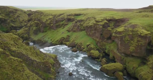 Безпілотних Кадрів Високої Гірської Річки Ісландії Веде Водоспаду — стокове відео