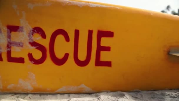 Posuvný Záběr Žluté Surfařské Desky Slovem Rescue Břiše — Stock video