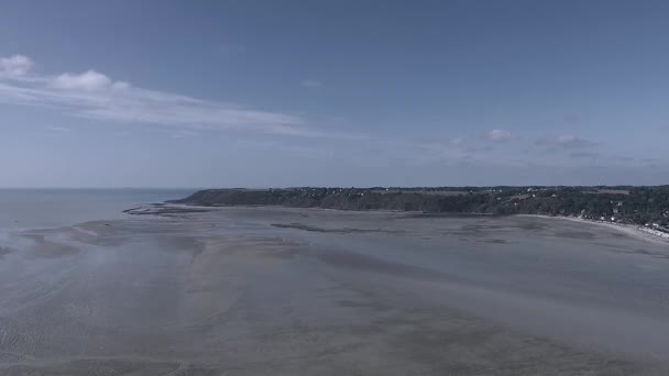 Powolny Strzał Drona Odpływu Niedaleko Mont Saint Michel Francja — Wideo stockowe