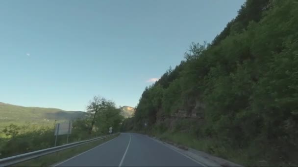 Bov村とVazovの歩道の近くのSkaklya滝の下の道路 ブルガリアの素晴らしい自然 — ストック動画