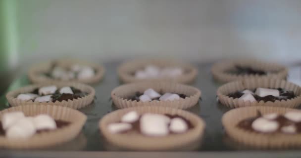 Detailní záběr lahodné cupcakes s marshmallows na vrcholu uvnitř trouby domácí cukroví