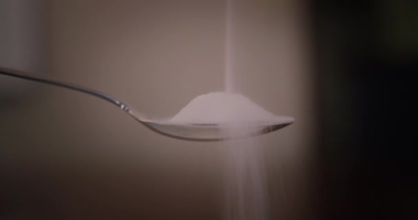 把糖倒在勺子上 — 图库视频影像
