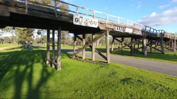 新南威尔士州Gundagai的洪泛区和历史性桥梁的航拍 — 图库视频影像