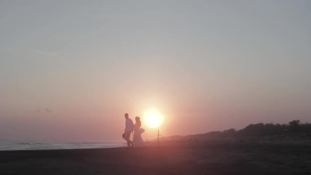 Montage Couple Silhoutte Marchant Vers Mer Coucher Soleil — Video