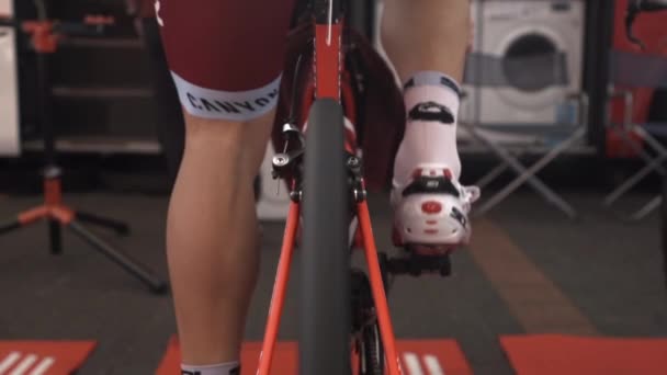 Fietser Warmen Trainer Voor Wedstrijd Slow Motion — Stockvideo