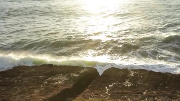 エリセイラの海岸で波が砕ける — ストック動画