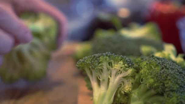 Mulher Corta Brócolis Fresco Pedaços Com Faca Afiada Tábua Corte — Vídeo de Stock
