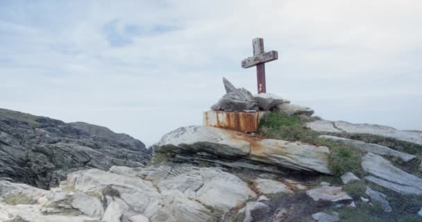 Uma Cruz Marca Uma Sepultura Irlandesa Com Vista Para Oceano — Vídeo de Stock