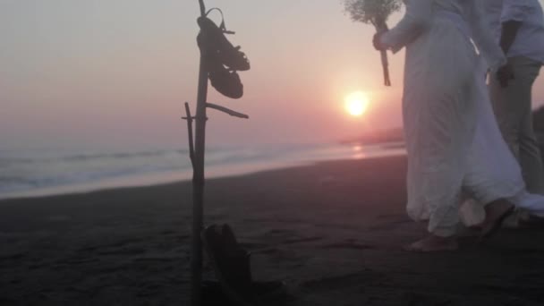 Montage Una Pareja Caminando Playa Atardecer Mientras Sus Zapatos Cuelgan — Vídeos de Stock