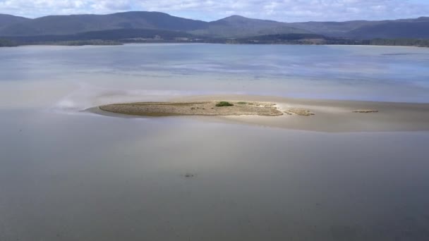 Alto Drone Pan Isola Remota Nel Bel Mezzo Dell Acqua — Video Stock