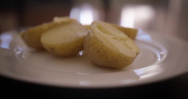 Kokt Potatis Tallrik Varm Ånga — Stockvideo