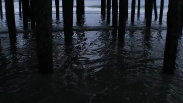 Tilt Темными Ползучими Океанскими Волнами — стоковое видео