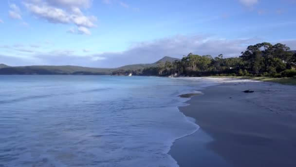Low Drone Pan Rolling Waves Deslumbrante Praia Remota Tropical Inverno — Vídeo de Stock