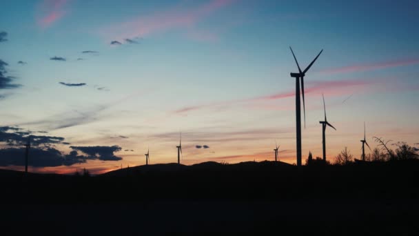 Tiro Molinos Viento Atardecer Croacia Funcionamiento Turbina Eólica — Vídeo de stock